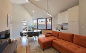 Central Superb Flat W/ Ac & Balcony By Lovelystay